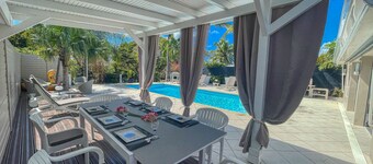 6-Person Villa with Pool, Walk to the Beach