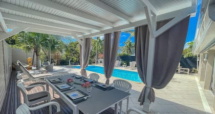 6-Person Villa with Pool, Walk to the Beach