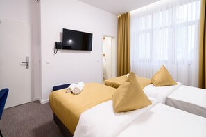 Habitación estándar con 2 camas individuales | Caja de seguridad en la habitación y escritorio 