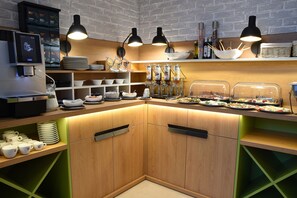 Daily buffet breakfast (RON 30 per person)