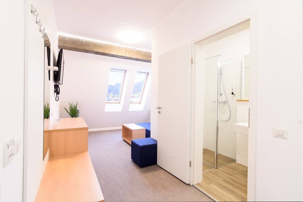 Standaard appartement, uitzicht op heuvels | Woonruimte | Een 120-cm ledtelevisie met kabelzenders en een televisie