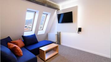 Deluxe Twin Room | In-room safe, desk, laptop workspace, blackout drapes