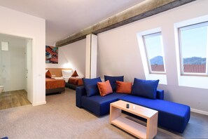 Deluxe Twin Room | In-room safe, desk, laptop workspace, blackout drapes