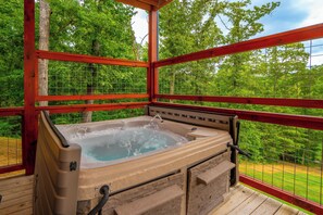 Outdoor spa tub - Serenity Splash Lodge: Indoor Pool, Partial Mtn View, Home Theater, Game Room, Hot Tub, and more… (Sevierville)