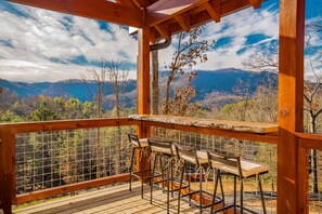 Outdoor dining - Serenity Splash Lodge: Indoor Pool, Partial Mtn View, Home Theater, Game Room, Hot Tub, and more… (Sevierville)