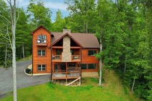 Exterior - Serenity Splash Lodge: Indoor Pool, Partial Mtn View, Home Theater, Game Room, Hot Tub, and more… (Sevierville)
