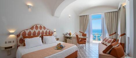 Suite estudio junior | Minibar, caja de seguridad en la habitación y cortinas blackout