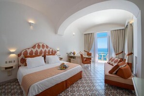 Estudi en suite júnior | Minibar, caixa forta a l'habitació i cortines opaques 