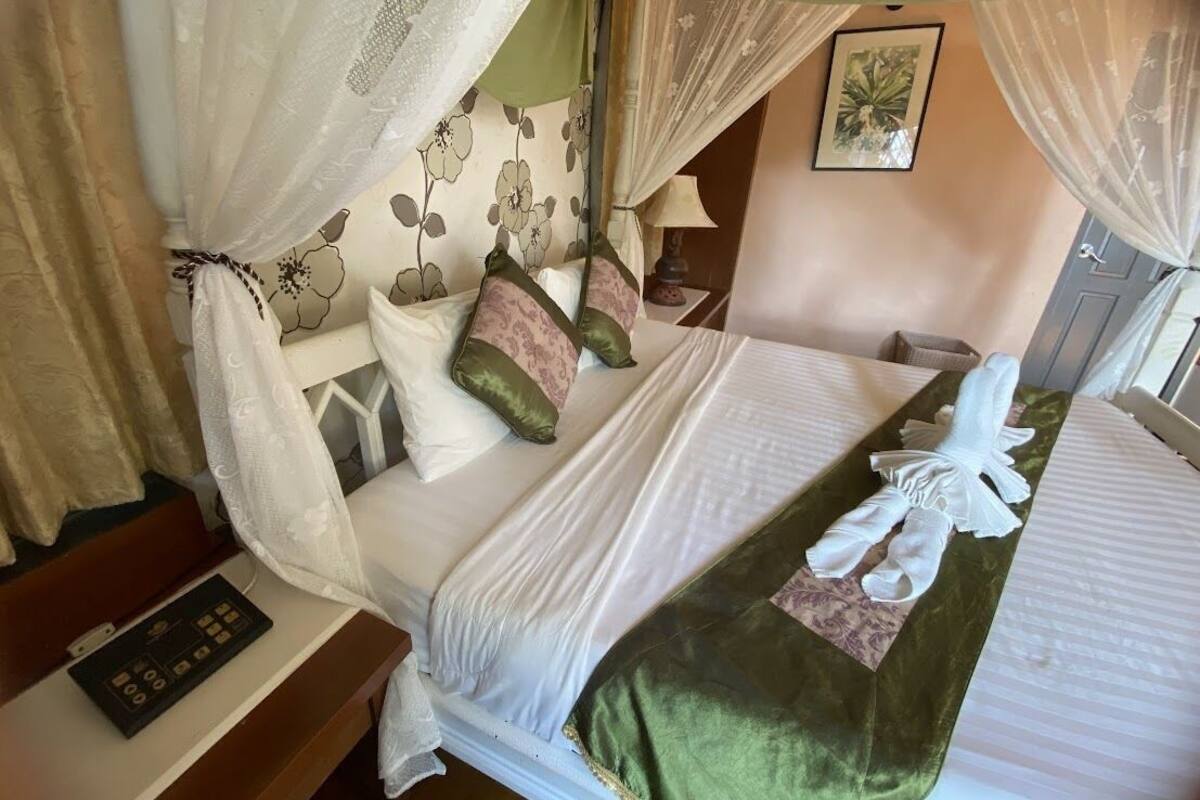Deluxe Double Room, 1 Queen Bed | Premium bedding, in-room safe, desk, blackout curtains
