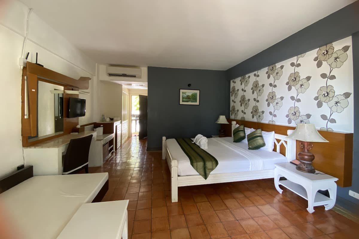 Premium bedding, in-room safe, desk, blackout curtains