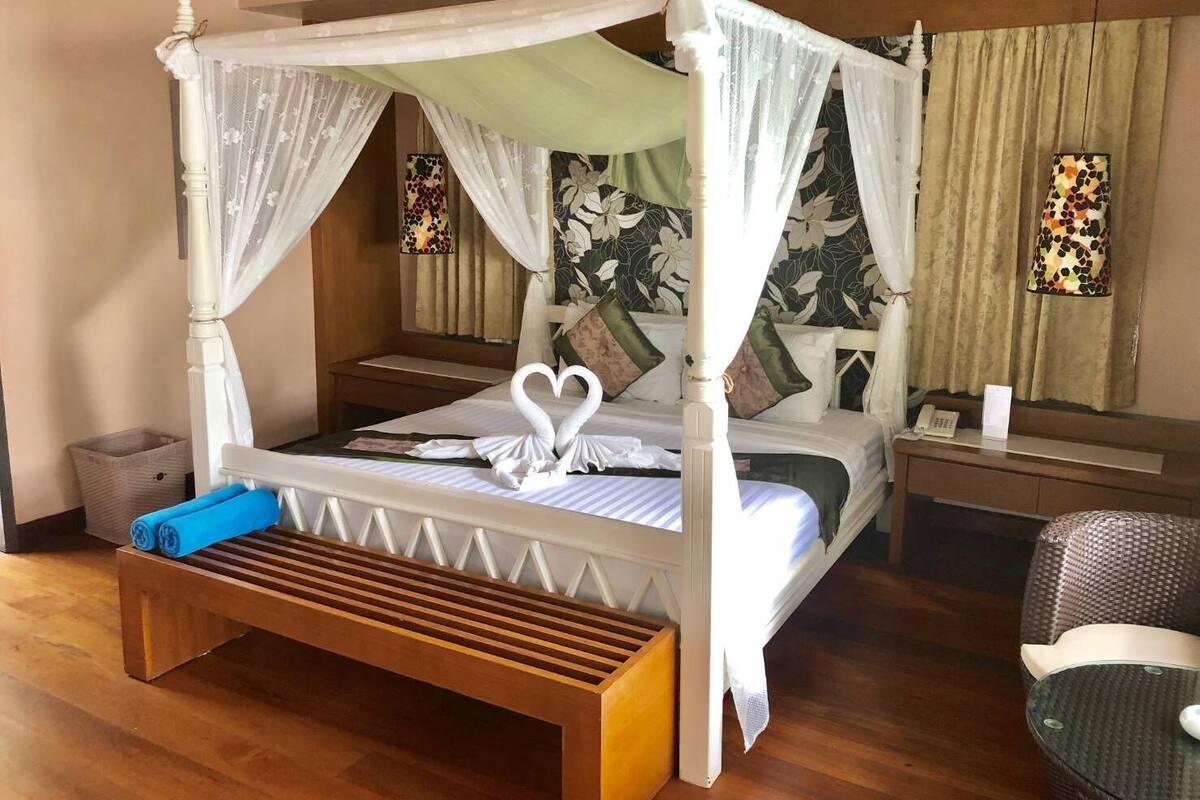 Deluxe Double Room, 1 Queen Bed | Premium bedding, in-room safe, desk, blackout curtains