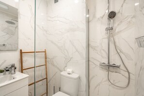 Towels, soap, shampoo - Wasabi Apartment, Santos, Lisbon (Lisboa)