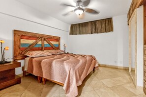 2 habitaciones, escritorio y tabla de planchar con plancha 