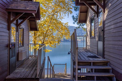 Lakefront condo w/great views & shared pool/hot tub/sauna/game room - Bay Point Lake Haus