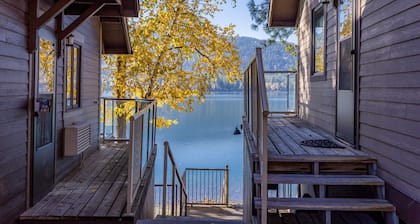 Lakefront condo w/great views & shared pool/hot tub/sauna/game room - Bay Point Lake Haus