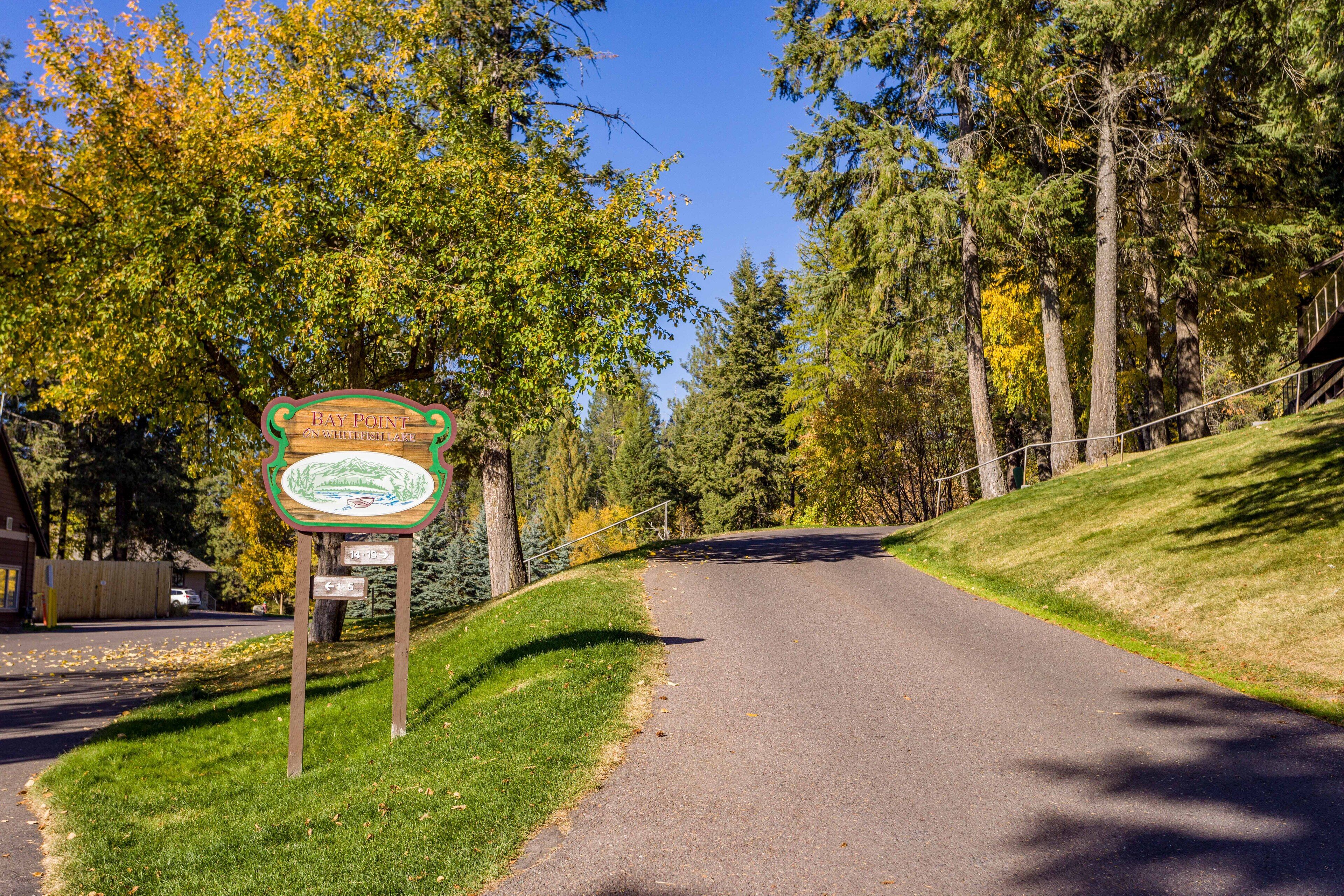 Un panneau de signalisation indiquant la direction de Bay Point et d’un terrain de camping.