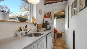 Kühlschrank, Ofen, Herdplatte, Wasserkocher mit Kaffee-/Teezubehör