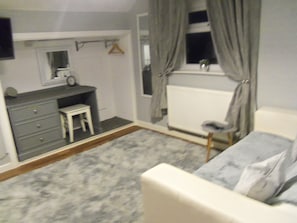 Deluxe Suite | 1 bedroom, premium bedding, iron/ironing board, free WiFi