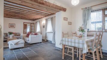 Luxury Cottage | Private kitchen | Full-size fridge, microwave, oven, dishwasher