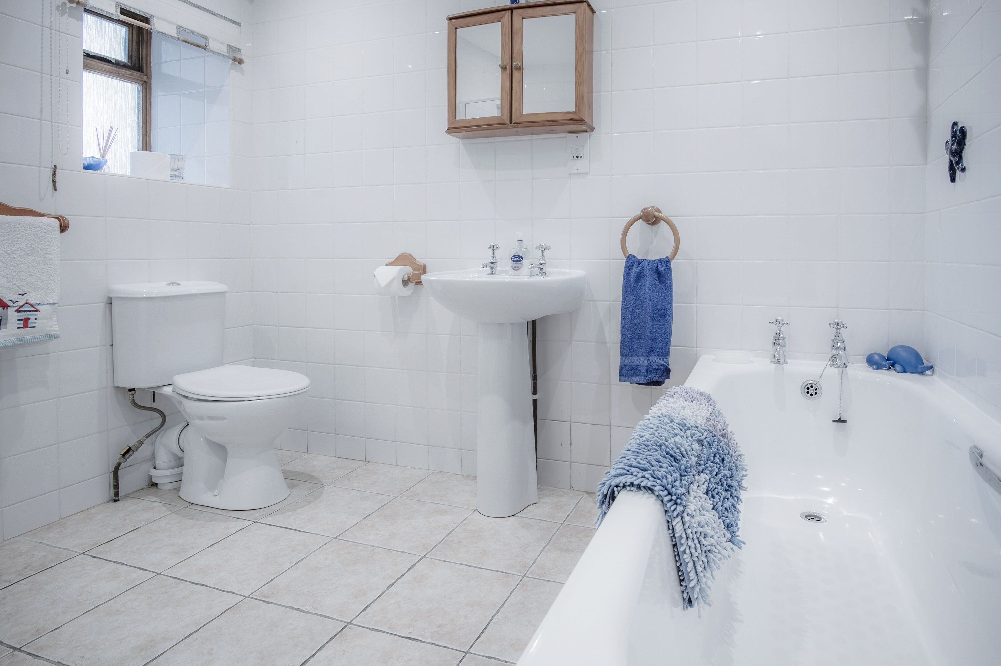Luxury Cottage | Bathroom | Bathtub, hair dryer, towels