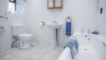 Luxury Cottage | Bathroom | Bathtub, hair dryer, towels