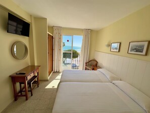 Habitación doble vista al mar 2 camas individuales | Escrivaninha, cortinas blackout, Wi-Fi de cortesia, roupa de cama