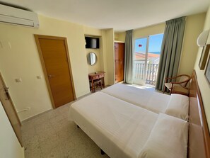 Habitación doble vista al mar 2 camas individuales | Escrivaninha, cortinas blackout, Wi-Fi de cortesia, roupa de cama