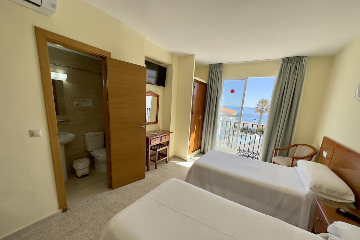 Camera con letto matrimoniale o 2 letti singoli, vista mare | Una scrivania, tende oscuranti, Wi-Fi gratuito, lenzuola