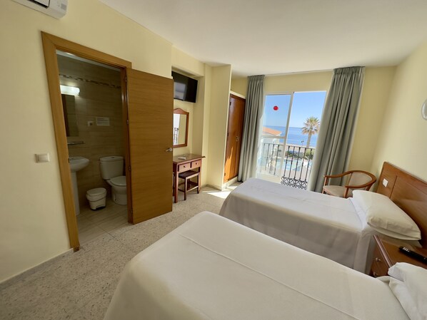 Habitación doble vista al mar 2 camas individuales | デスク、遮光カーテン、WiFi (無料)、ベッドシーツ
