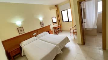 Habitación doble estándar 2 camas individuales | Bureau, rideaux occultants, Wi-Fi gratuit, draps fournis
