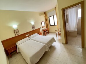 Habitación doble estándar 2 camas individuales | Desk, blackout drapes, free WiFi, bed sheets - Hotel Cabello (Torremolinos)