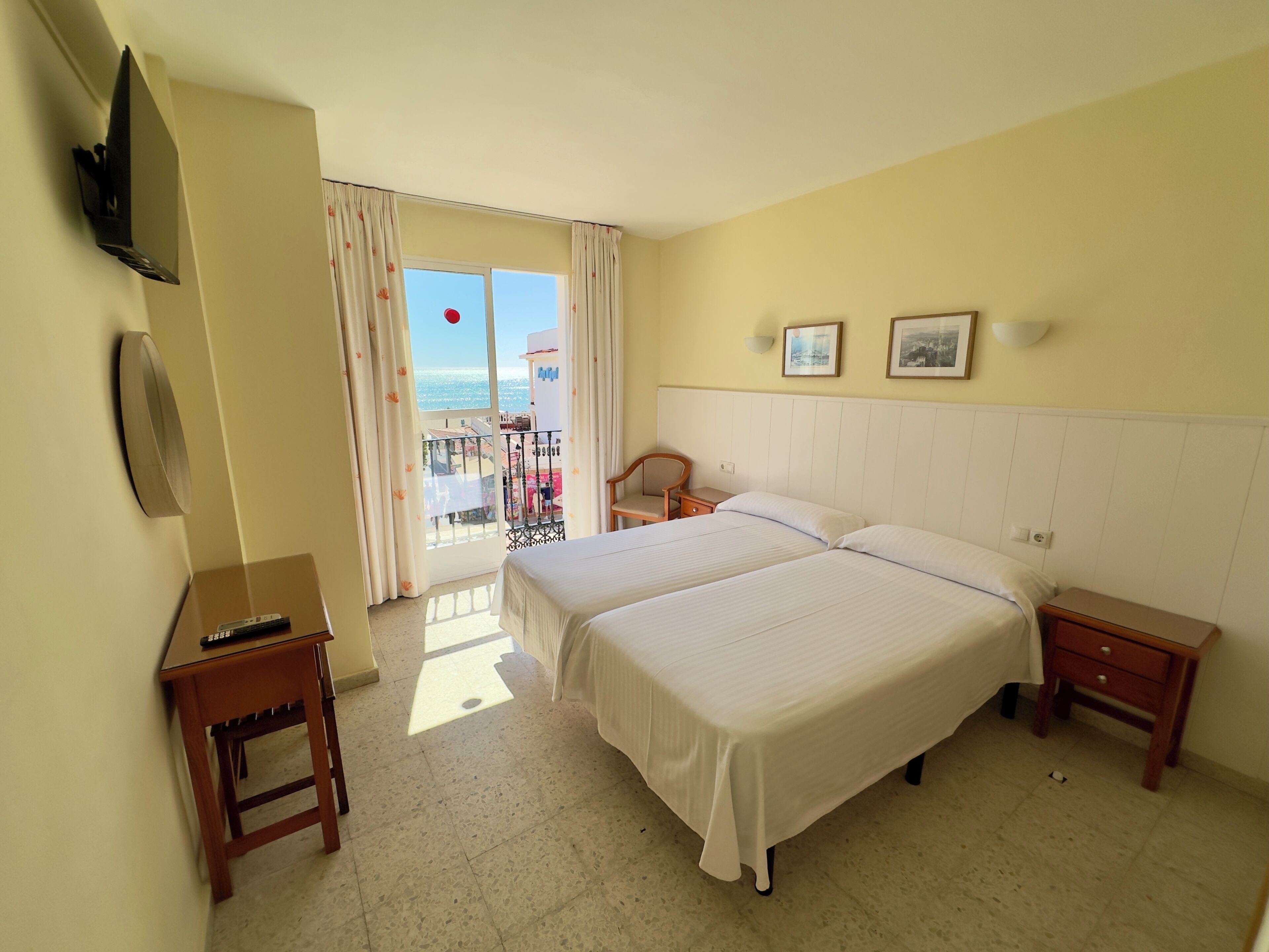 Habitación doble vista al mar 2 camas individuales | Bureau, rideaux occultants, Wi-Fi gratuit, draps fournis