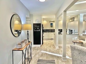 Un interior moderno con cocina, comedor y sala de estar.