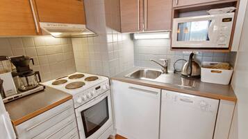 Fridge, microwave, dishwasher, cookware/dishes/utensils