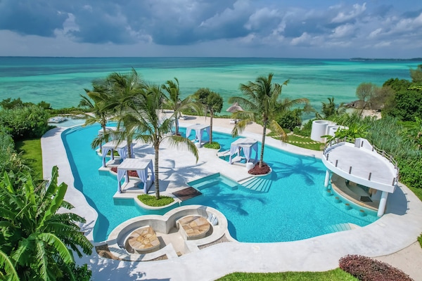 Piscine extérieure, cabanons gratuits, parasols de plage