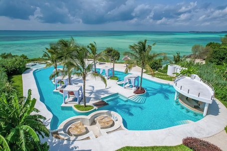 Piscina externa, funciona das 7h Ć s 19h, barracas de cortesia