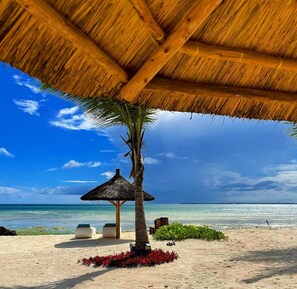 Private beach, white sand, free beach cabanas, sun loungers - Ycona Luxury Resort (Uroa)