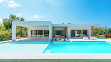 Luxury Two Bedroom Villa with Pool | Draps en coton égyptien, literie de qualité, minibar, coffre-fort