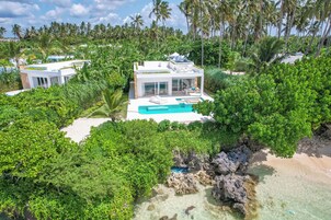 Honeymoon Beach Front Villa with Pool | Sábanas de algodón egipcio, ropa de cama de alta calidad, minibar