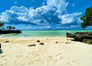 Private beach, white sand, free beach cabanas, sun loungers - Ycona Luxury Resort (Uroa)