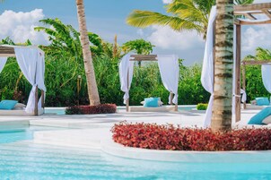 Una piscina al aire libre, camas de piscina gratis, sombrillas