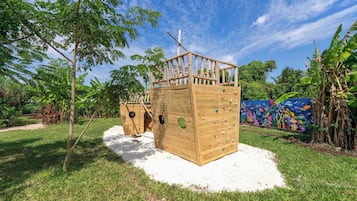 Children’s play area – outdoor