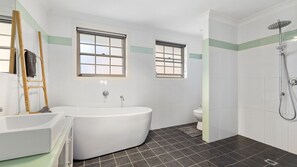 Bathtub, towels