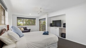 4 bedrooms, free WiFi, bed sheets