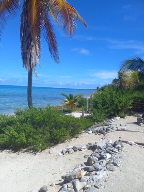 En la playa, camastros y toallas de playa