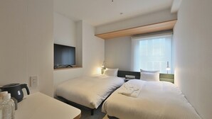 A hotel room with two beds, a TV, a table with a kettle, and a window with a view. - Prince Smart Inn Osaka Yodoyabashi (Osaka)