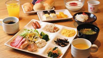 Daily buffet breakfast (JPY 1600 per person)