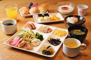 Daily buffet breakfast (JPY 1600 per person)
