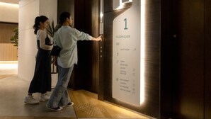 A hotel elevator with a floor guide indicating levels 1 to 3, including guest room, lobby, reception, locker, vending machine, restaurant, laundry, ice machine, and meeting room. - Prince Smart Inn Osaka Yodoyabashi (Osaka)
