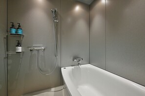 Combined shower/tub, hair dryer, slippers, towels - Prince Smart Inn Osaka Yodoyabashi (Osaka)